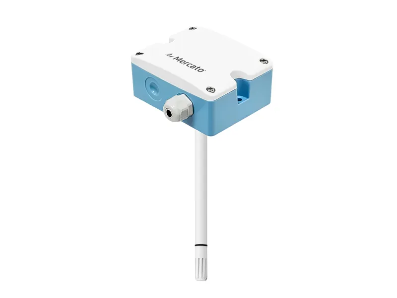 Transmissor de umidade e temperatura de duto M-LFH102 Mercato em perspectiva, com gabinete azul e branco, prensa-cabo e haste com filtro na ponta