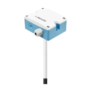Transmissor de velocidade do ar de duto M-LFS10-V11N Mercato em perspectiva, com gabinete azul e branco, prensa-cabo e haste com sensor na ponta