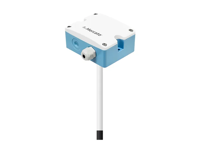 Transmissor de velocidade do ar de duto M-LFS10-V11N Mercato em perspectiva, com gabinete azul e branco, prensa-cabo e haste com sensor na ponta